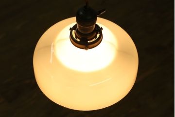 ミルクガラスシェードのアンティークペンダントライト