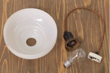 ミルクガラスシェードのアンティークペンダントライト