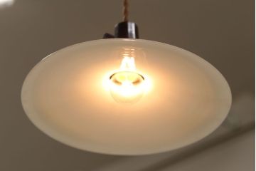 アンティーク　白いガラス製!平笠のレトロな天井照明2つセット