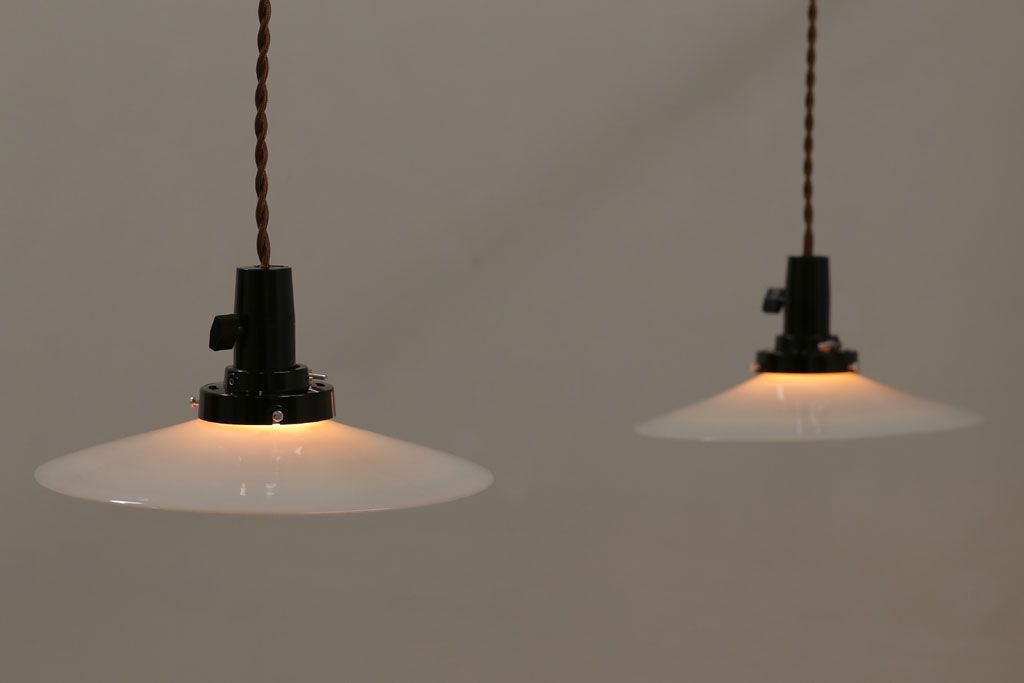 アンティーク　白いガラス製!平笠のレトロな天井照明2つセット