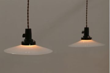 アンティーク　白いガラス製!平笠のレトロな天井照明2つセット