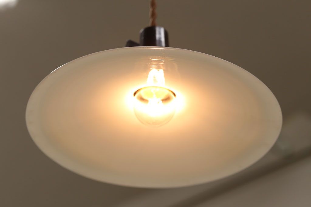 アンティーク　白いガラス製!平笠のレトロな天井照明2つセット