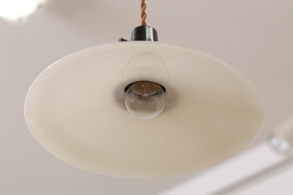 アンティーク　白いガラス製!平笠のレトロな天井照明2つセット