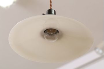 アンティーク　白いガラス製!平笠のレトロな天井照明2つセット