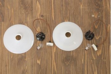 アンティーク　白いガラス製!平笠のレトロな天井照明2つセット