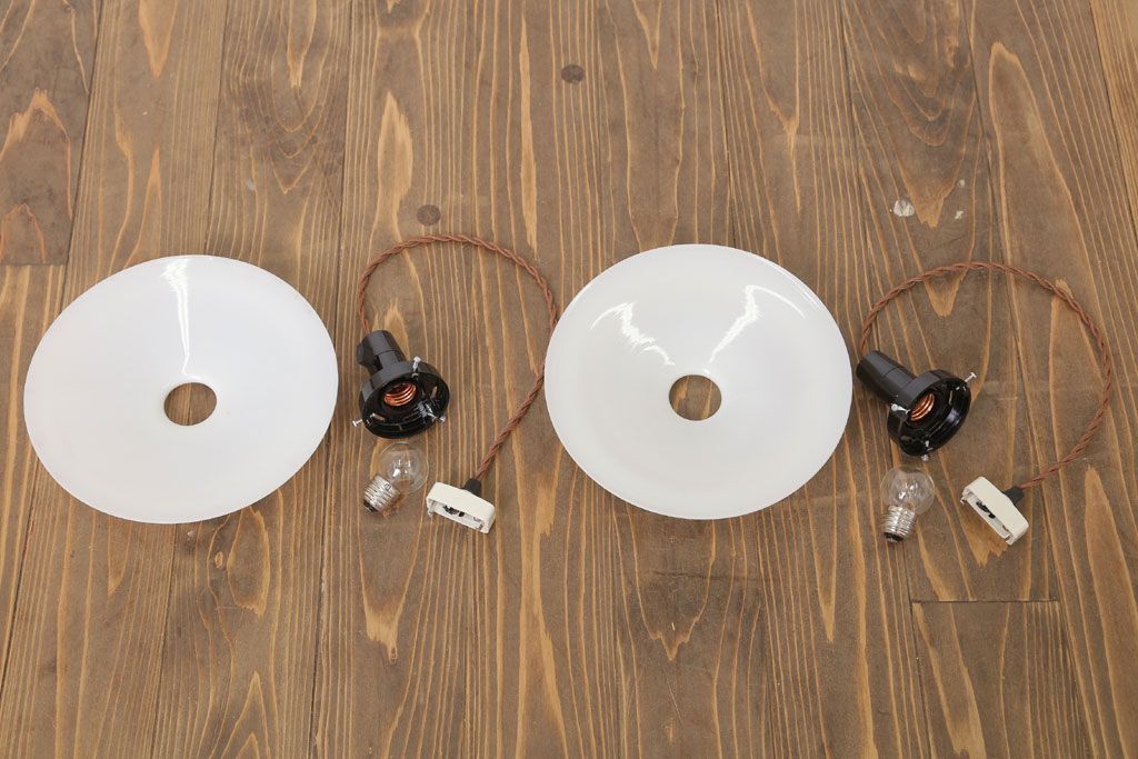 アンティーク　白いガラス製!平笠のレトロな天井照明2つセット