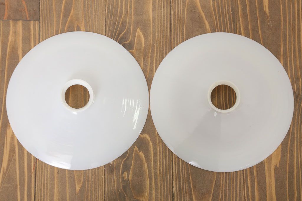 アンティーク　白いガラス製!平笠のレトロな天井照明2つセット