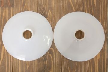 アンティーク　白いガラス製!平笠のレトロな天井照明2つセット