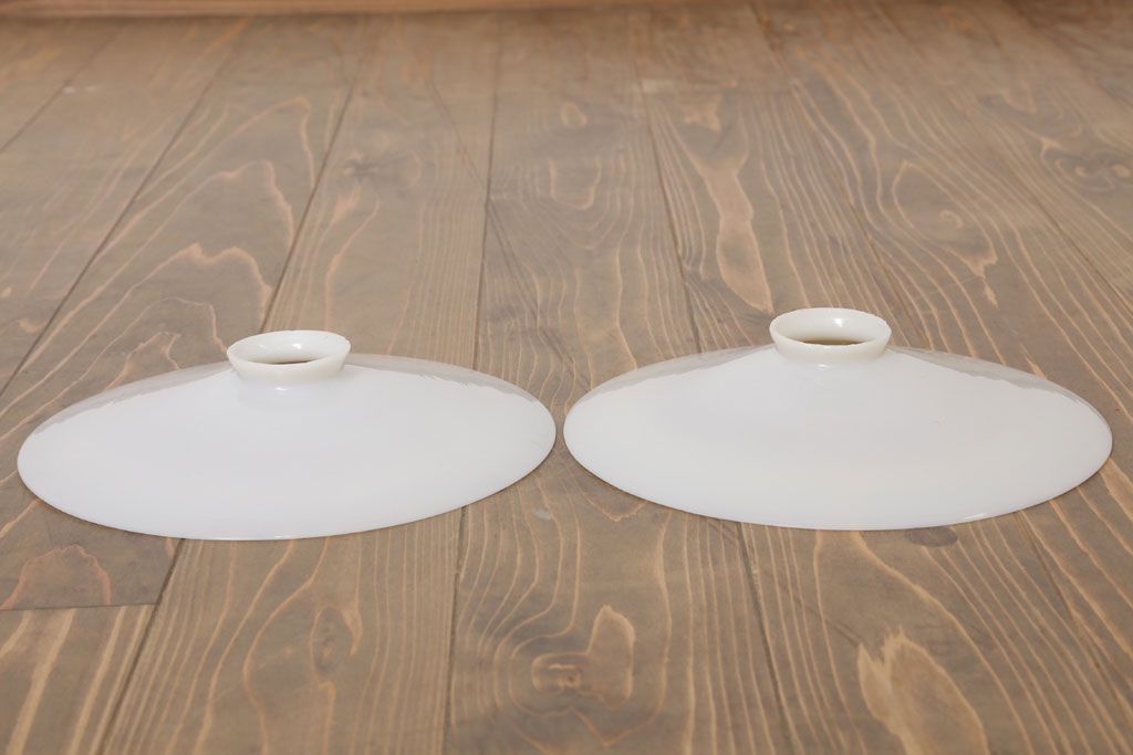 アンティーク　白いガラス製!平笠のレトロな天井照明2つセット