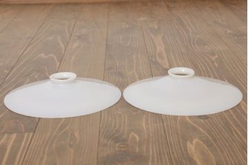 アンティーク　白いガラス製!平笠のレトロな天井照明2つセット