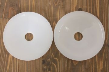 アンティーク　白いガラス製!平笠のレトロな天井照明2つセット