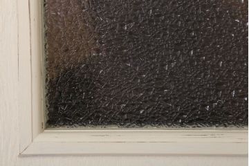 ダイヤガラス入りのレトロなアンティークホワイトペイントドア
