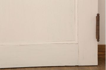 ダイヤガラス入りのレトロなアンティークホワイトペイントドア