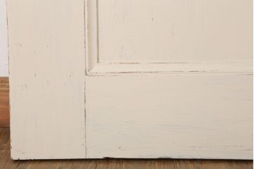ダイヤガラス入りのレトロなアンティークホワイトペイントドア