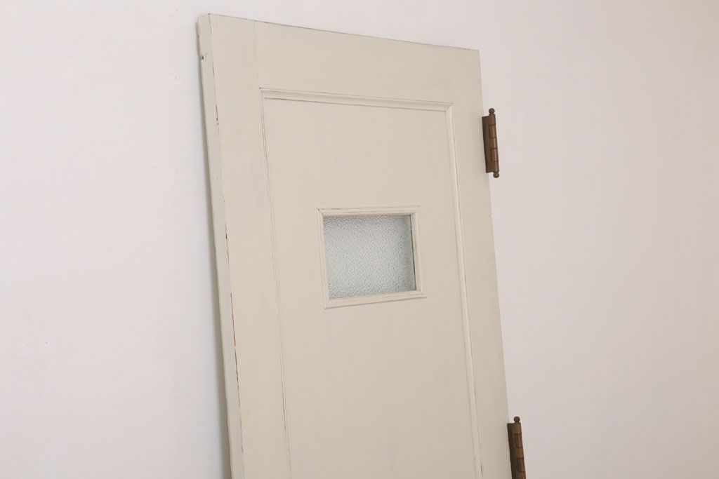 ダイヤガラス入りのレトロなアンティークホワイトペイントドア