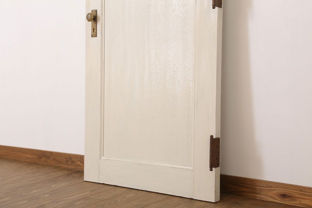 ダイヤガラス入りのレトロなアンティークホワイトペイントドア