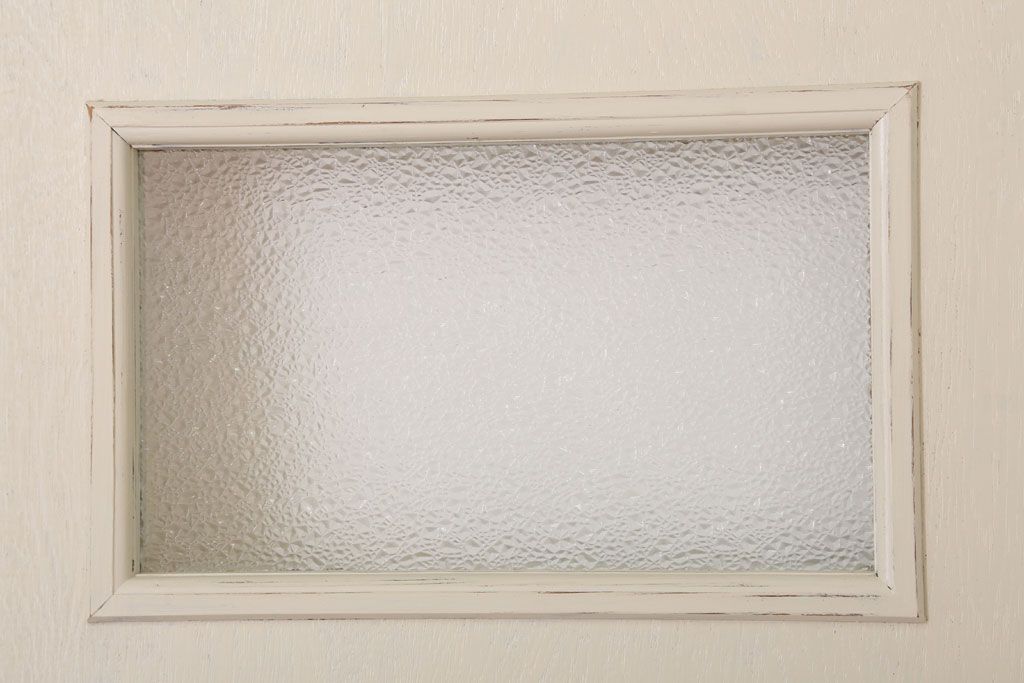 ダイヤガラス入りのレトロなアンティークホワイトペイントドア