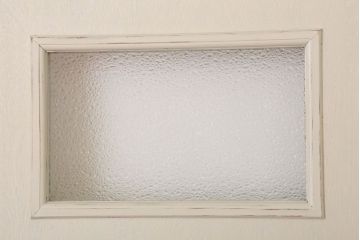 ダイヤガラス入りのレトロなアンティークホワイトペイントドア