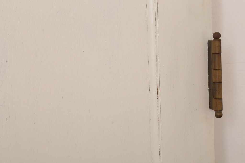 ダイヤガラス入りのレトロなアンティークホワイトペイントドア