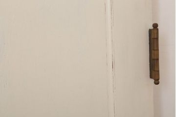 ダイヤガラス入りのレトロなアンティークホワイトペイントドア