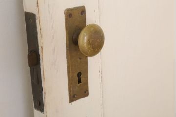 ダイヤガラス入りのレトロなアンティークホワイトペイントドア