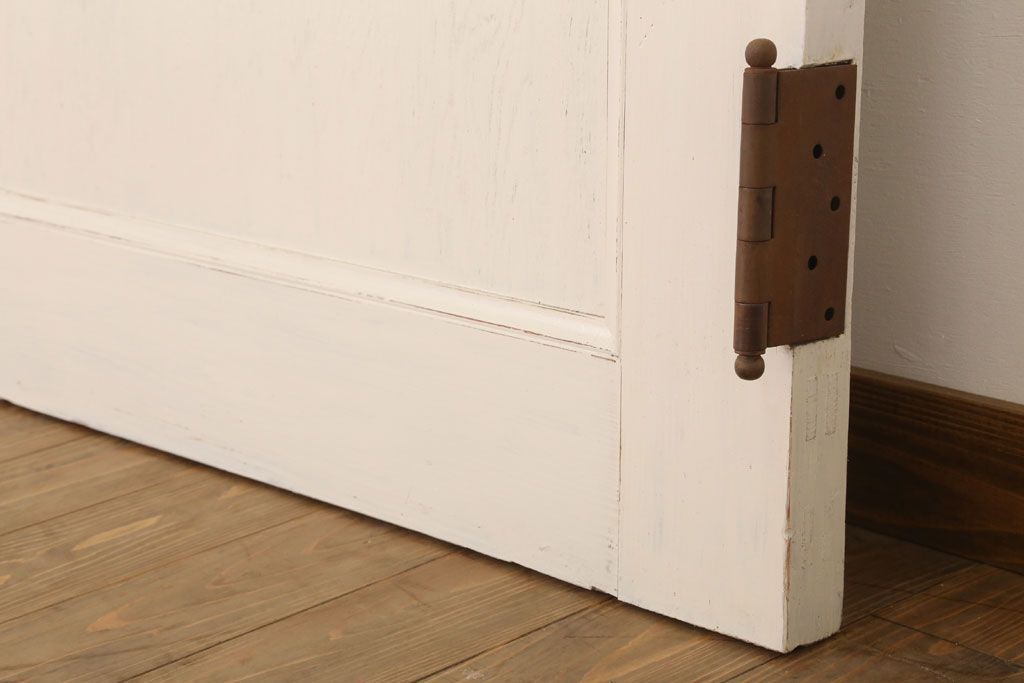 ダイヤガラス入りのレトロなアンティークホワイトペイントドア