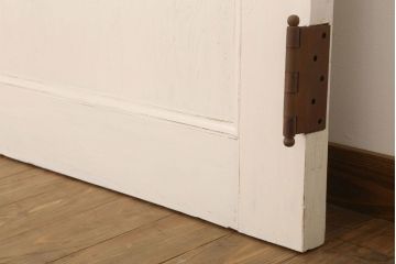 ダイヤガラス入りのレトロなアンティークホワイトペイントドア