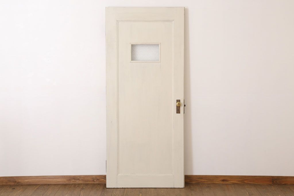 ダイヤガラス入りのレトロなアンティークホワイトペイントドア