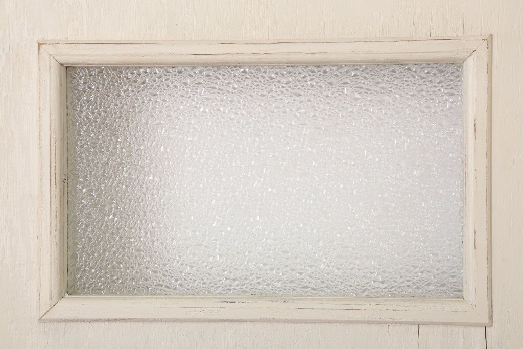 ダイヤガラス入りのレトロなアンティークホワイトペイントドア