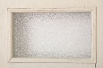 ダイヤガラス入りのレトロなアンティークホワイトペイントドア