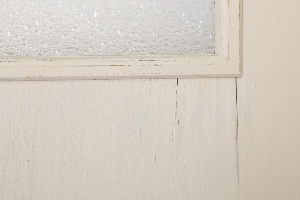 ダイヤガラス入りのレトロなアンティークホワイトペイントドア