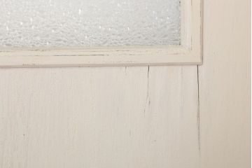 ダイヤガラス入りのレトロなアンティークホワイトペイントドア