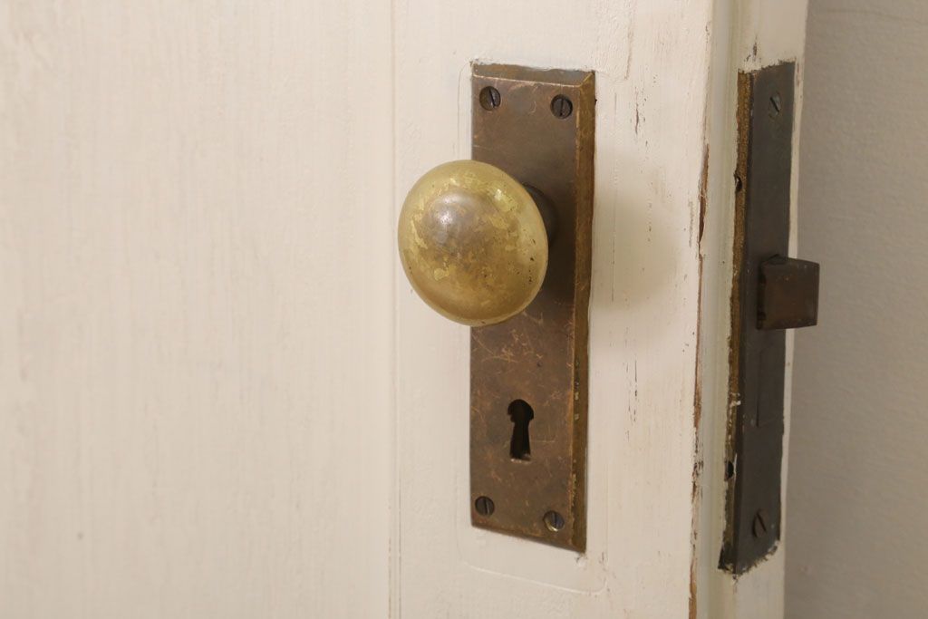 ダイヤガラス入りのレトロなアンティークホワイトペイントドア