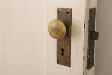 ダイヤガラス入りのレトロなアンティークホワイトペイントドア