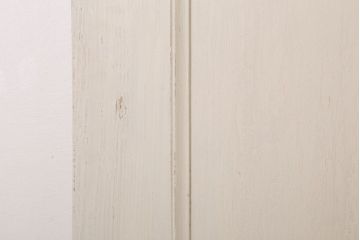 ダイヤガラス入りのレトロなアンティークホワイトペイントドア