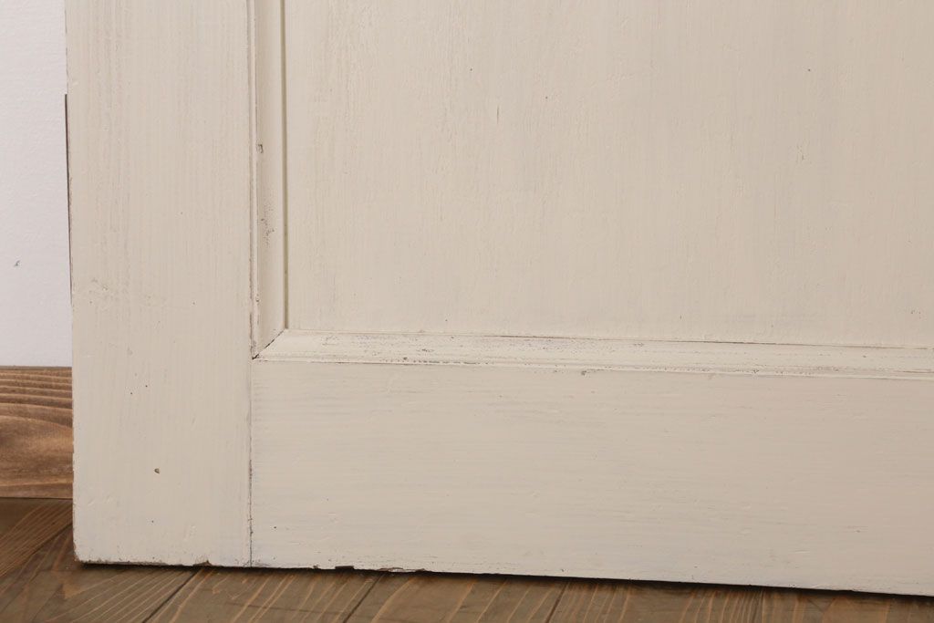 ダイヤガラス入りのレトロなアンティークホワイトペイントドア