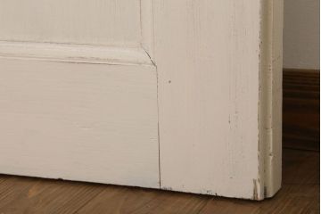 ダイヤガラス入りのレトロなアンティークホワイトペイントドア