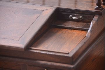 アンティーク家具　古い栓材　上質な意匠のアンティーク簿記机(ライティングビューロー)