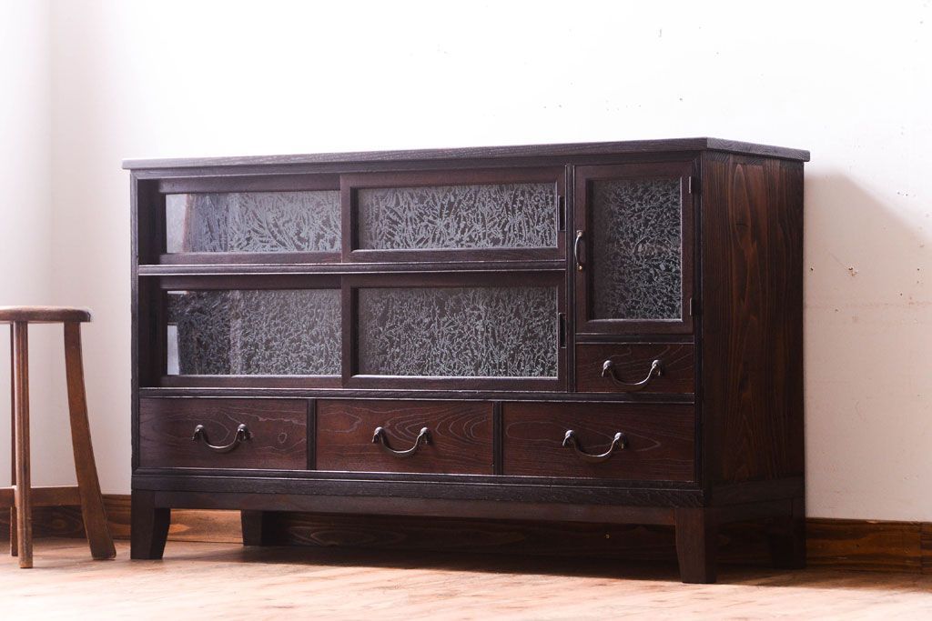 アンティーク家具　結霜ガラス入り!上品な古い時代箪笥の脚付きサイドボード