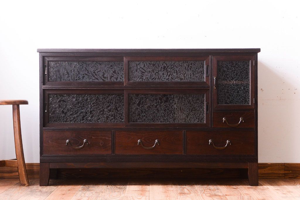 アンティーク家具　結霜ガラス入り!上品な古い時代箪笥の脚付きサイドボード