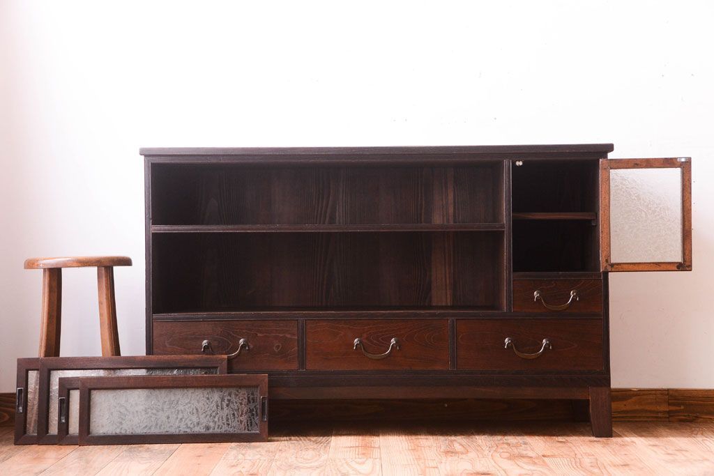 アンティーク家具　結霜ガラス入り!上品な古い時代箪笥の脚付きサイドボード