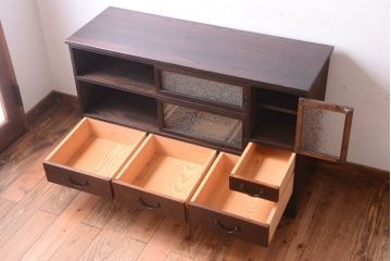 アンティーク家具　結霜ガラス入り!上品な古い時代箪笥の脚付きサイドボード