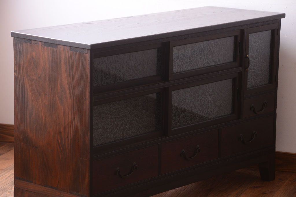 アンティーク家具　結霜ガラス入り!上品な古い時代箪笥の脚付きサイドボード