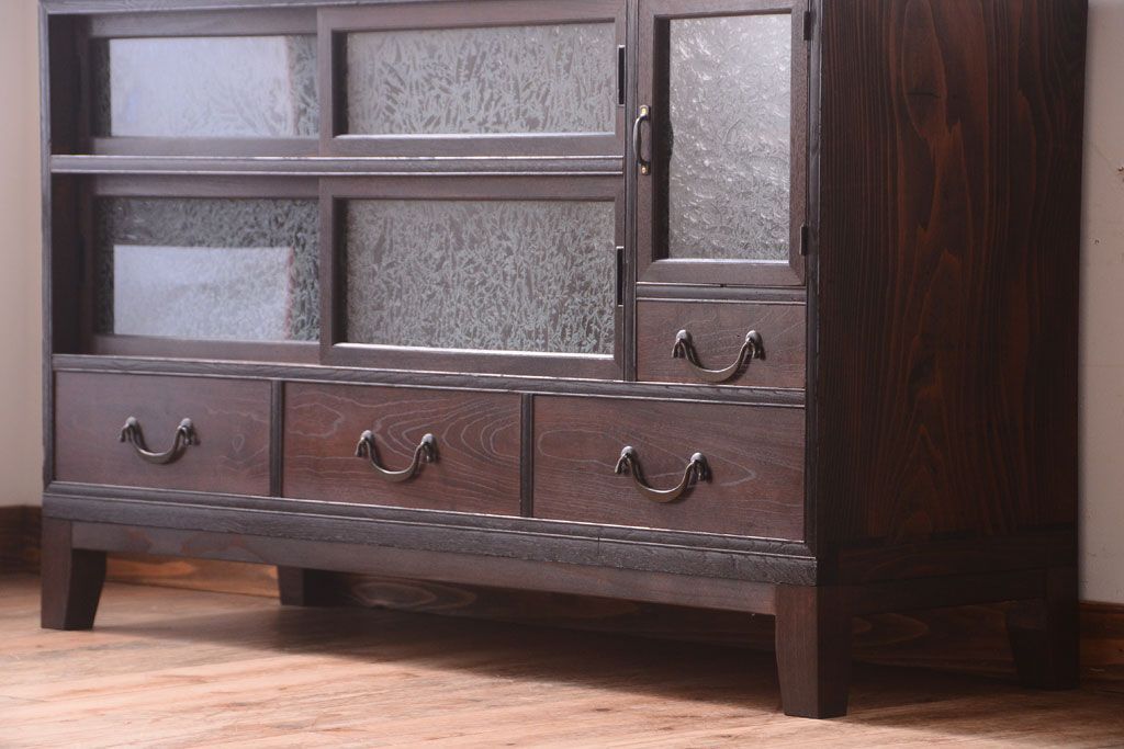 アンティーク家具　結霜ガラス入り!上品な古い時代箪笥の脚付きサイドボード