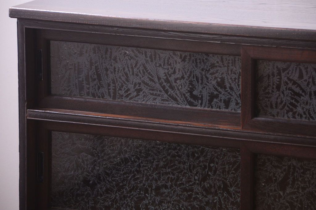 アンティーク家具　結霜ガラス入り!上品な古い時代箪笥の脚付きサイドボード