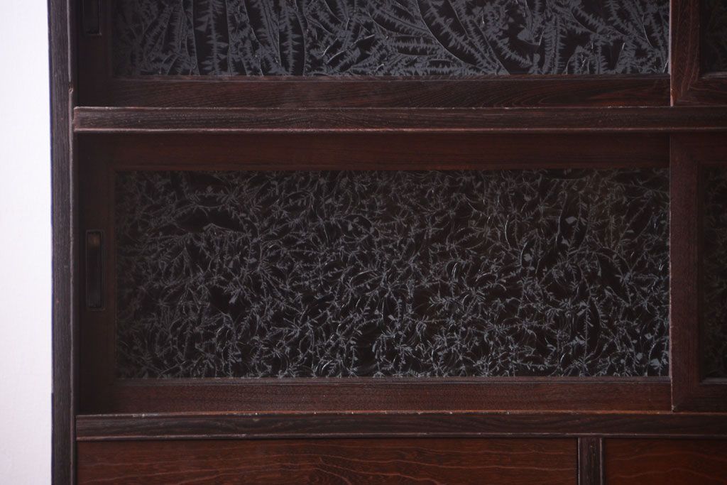 アンティーク家具　結霜ガラス入り!上品な古い時代箪笥の脚付きサイドボード