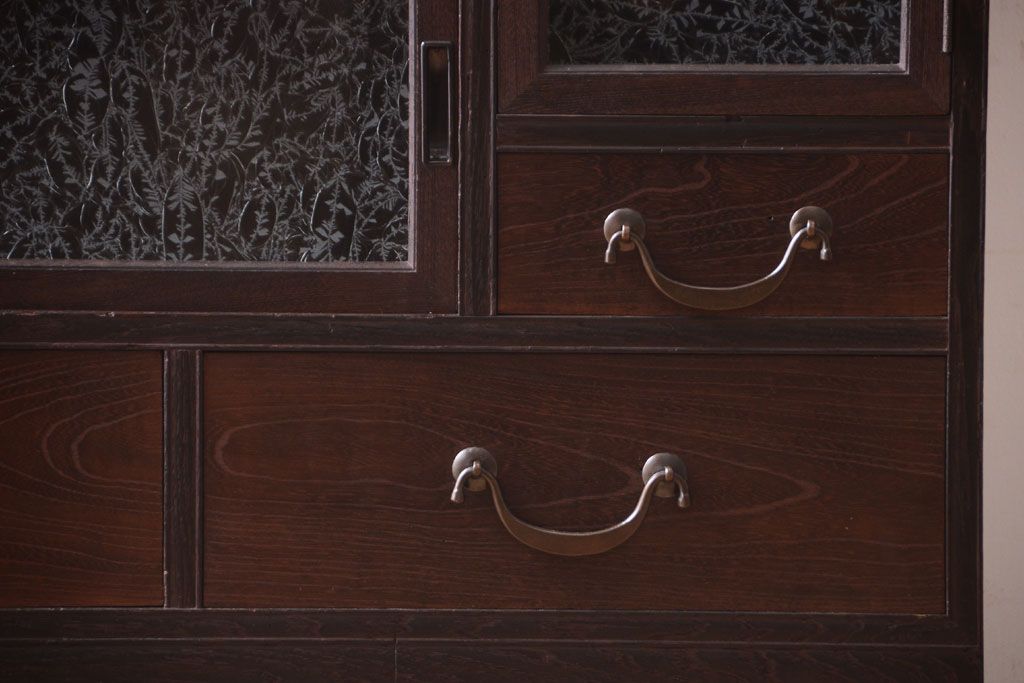 アンティーク家具　結霜ガラス入り!上品な古い時代箪笥の脚付きサイドボード