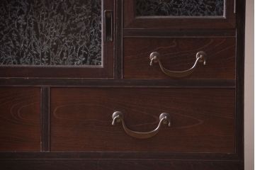 アンティーク家具　結霜ガラス入り!上品な古い時代箪笥の脚付きサイドボード