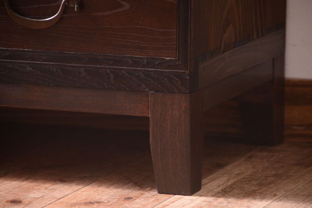 アンティーク家具　結霜ガラス入り!上品な古い時代箪笥の脚付きサイドボード