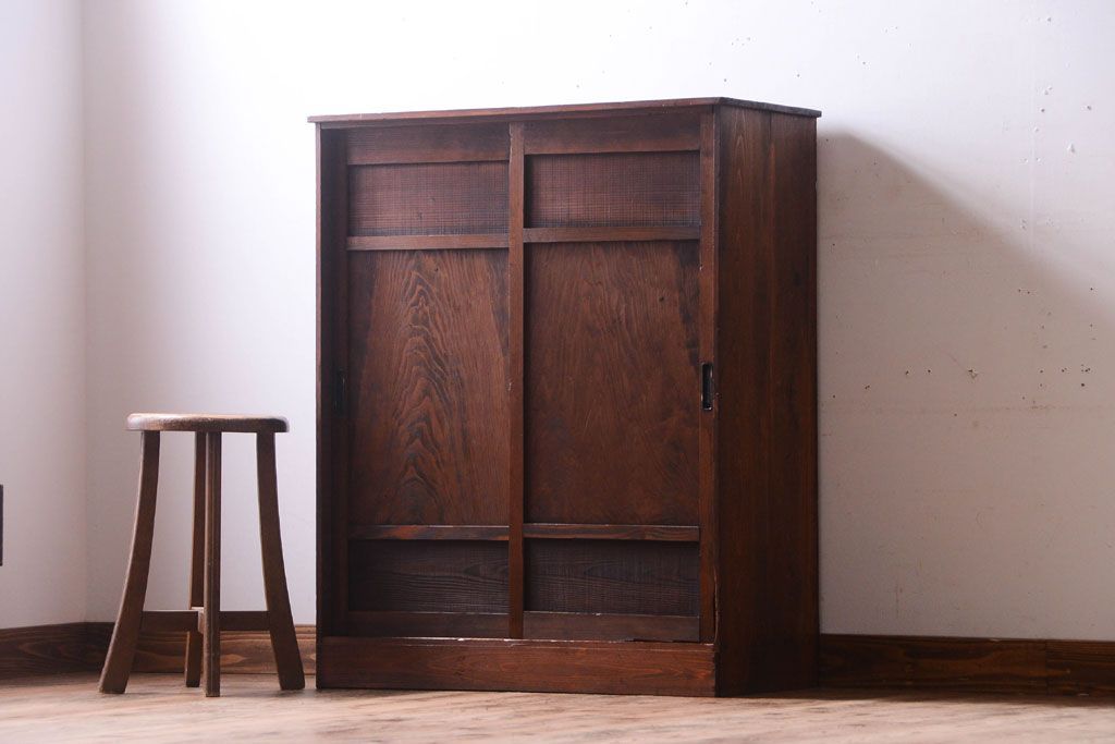 アンティーク家具　古い木製のアンティーク収納戸棚(キャビネット)